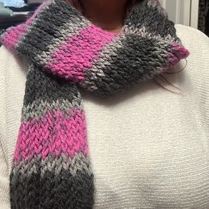 BEAUTIFUL HAND KNITTED FURRY SCARF